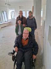 Foto auf der Baustelle Benedikt und Catherina mit dem Ehepaar Wagner